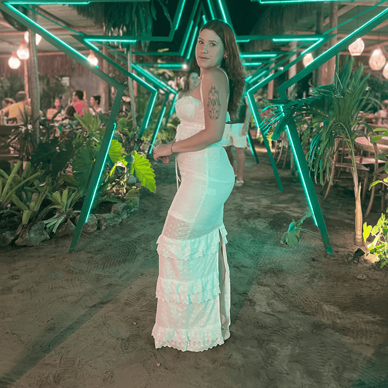 Vestido Longo MAHADEVA - Vestido Longo MAXIGLAMOUR - Vestido - Vestido Longo - Vestido Casual - Vestido Social - Vestido de Festa - Vestido de Renda - Vestido Elegante - Vestido Feminino - Vestido Versátil - Vestido Sofisticado - Vestido para Eventos - Vestido para Casamento - Vestido para Jantar - Vestido para Noite - Vestido para o Verão - Vestido com Forro - Vestido de Alta Qualidade - Moda Feminina - Look Sofisticado - Look Elegante - Look Casual Chic - Renda Guipir - Vestido com Alças Finas - Vestido c
