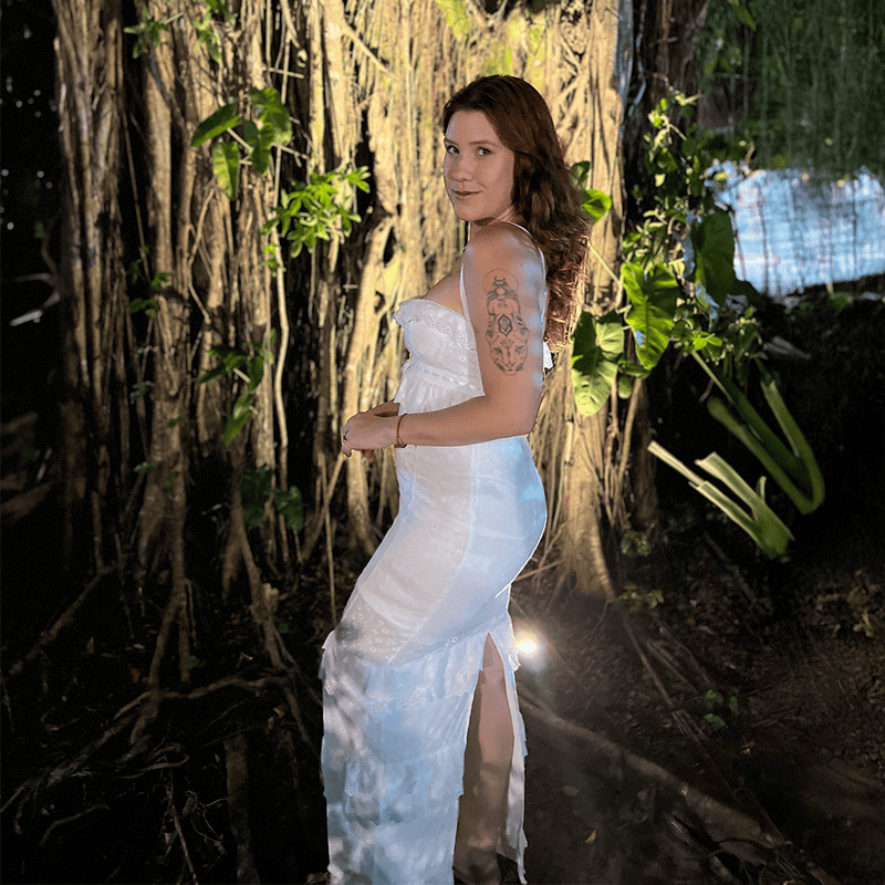 Vestido Longo MAHADEVA - Vestido Longo MAXIGLAMOUR - Vestido - Vestido Longo - Vestido Casual - Vestido Social - Vestido de Festa - Vestido de Renda - Vestido Elegante - Vestido Feminino - Vestido Versátil - Vestido Sofisticado - Vestido para Eventos - Vestido para Casamento - Vestido para Jantar - Vestido para Noite - Vestido para o Verão - Vestido com Forro - Vestido de Alta Qualidade - Moda Feminina - Look Sofisticado - Look Elegante - Look Casual Chic - Renda Guipir - Vestido com Alças Finas - Vestido c